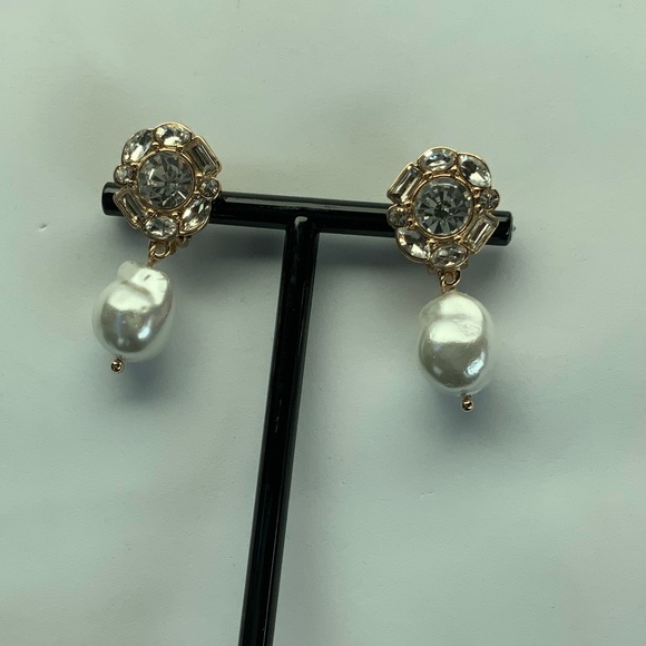 Nordstrom Cluster Imitation Pearl Clip-On Earrings - Picture 9 of 10